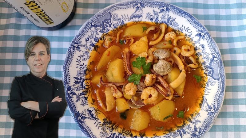 Caldo de patatas con calamar, gambas y almejas, receta de Manoli García