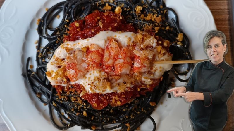 Espaguetis negros con gambones, receta de Manoli García