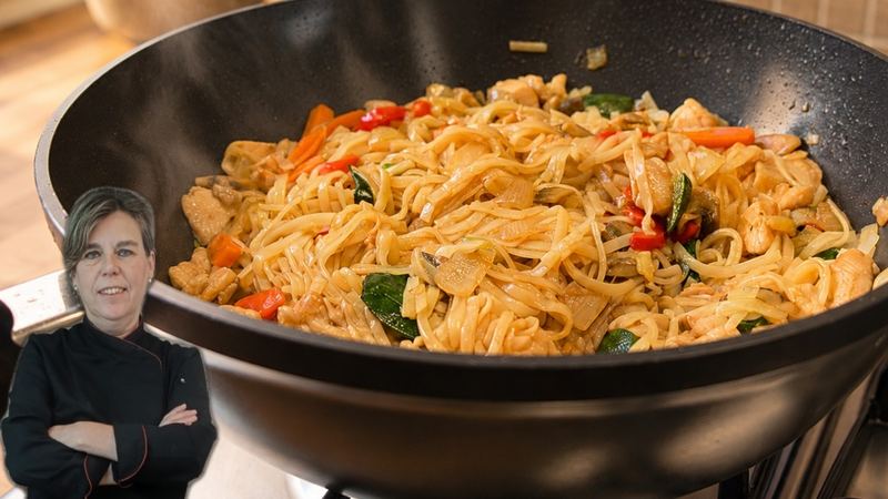 Fideos chinos con pollo, receta de Manoli García