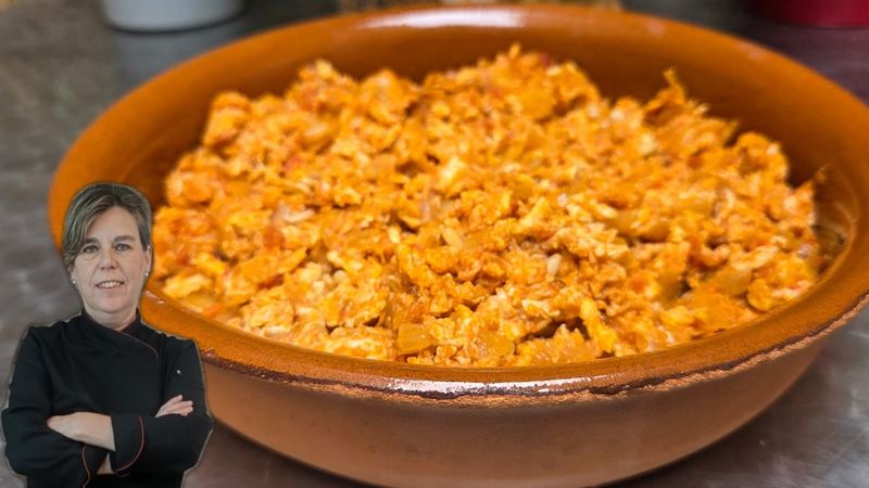 Revoltillo de cebolla y tomate, receta de Manoli García