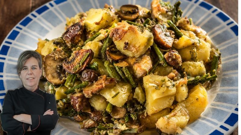 Salteado de patatas con espárragos y champiñones, receta de Manoli García