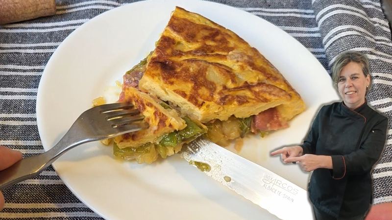 Tortilla de patatas rellena de pimientos y jamón, receta de Manoli García